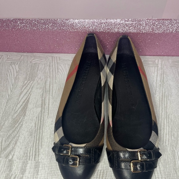 Burberry Women's Black and Tan Flats - Picture 4 of 4